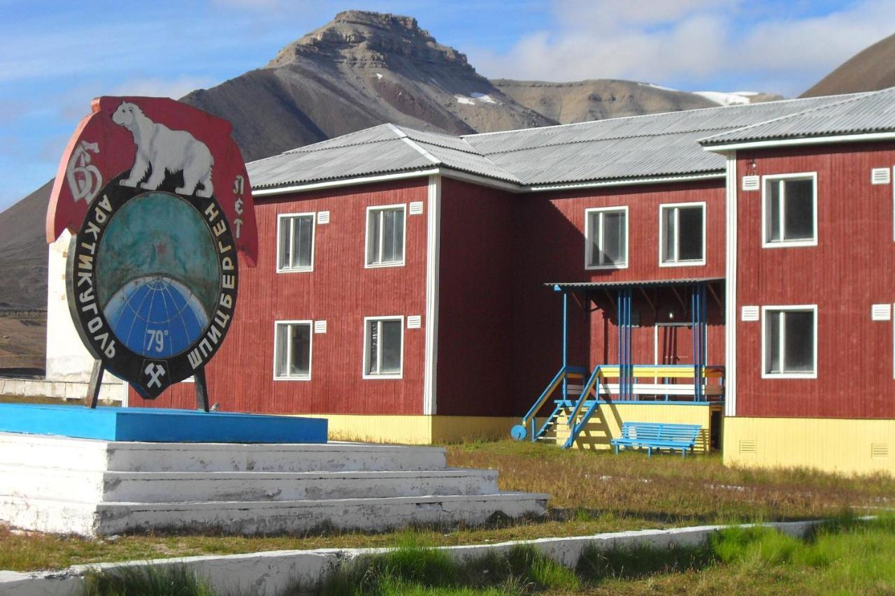 Hotel Pyramiden Bagian luar foto