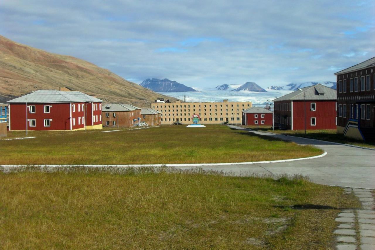 Hotel Pyramiden Bagian luar foto