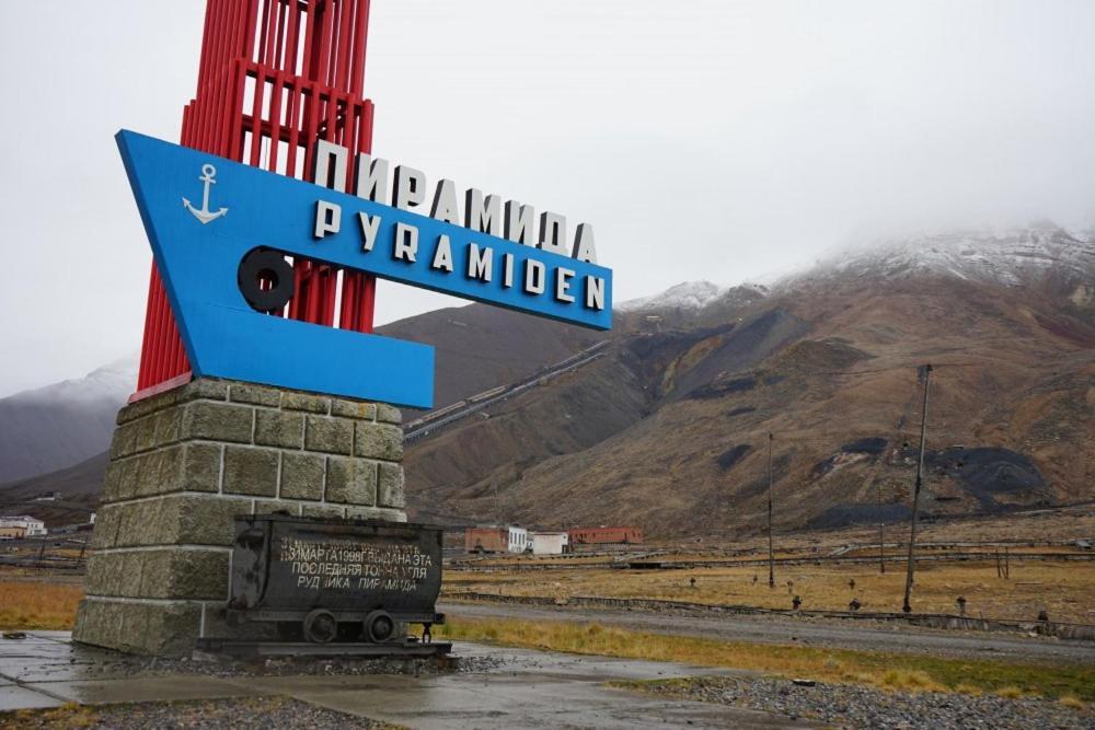 Hotel Pyramiden Bagian luar foto