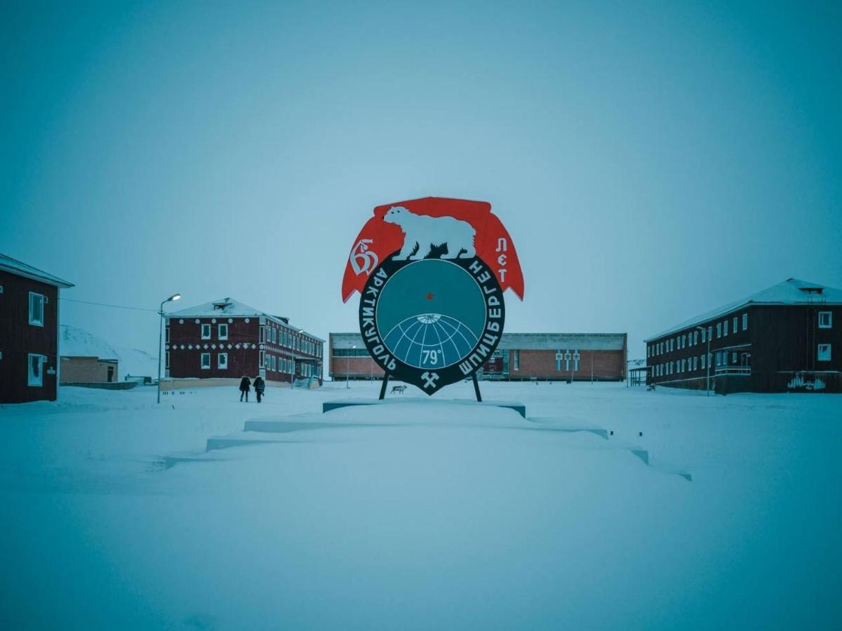 Hotel Pyramiden Bagian luar foto
