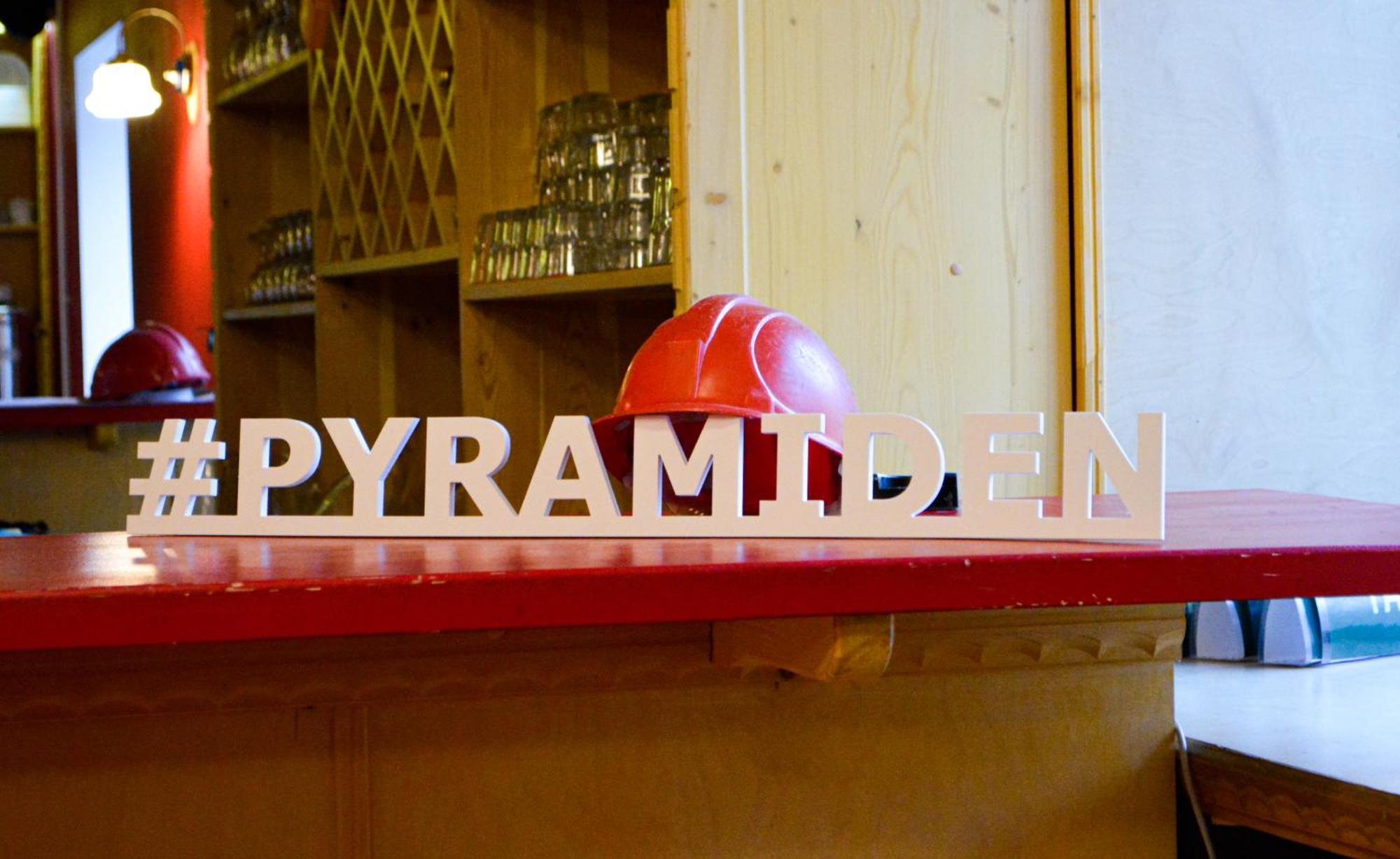 Hotel Pyramiden Bagian luar foto