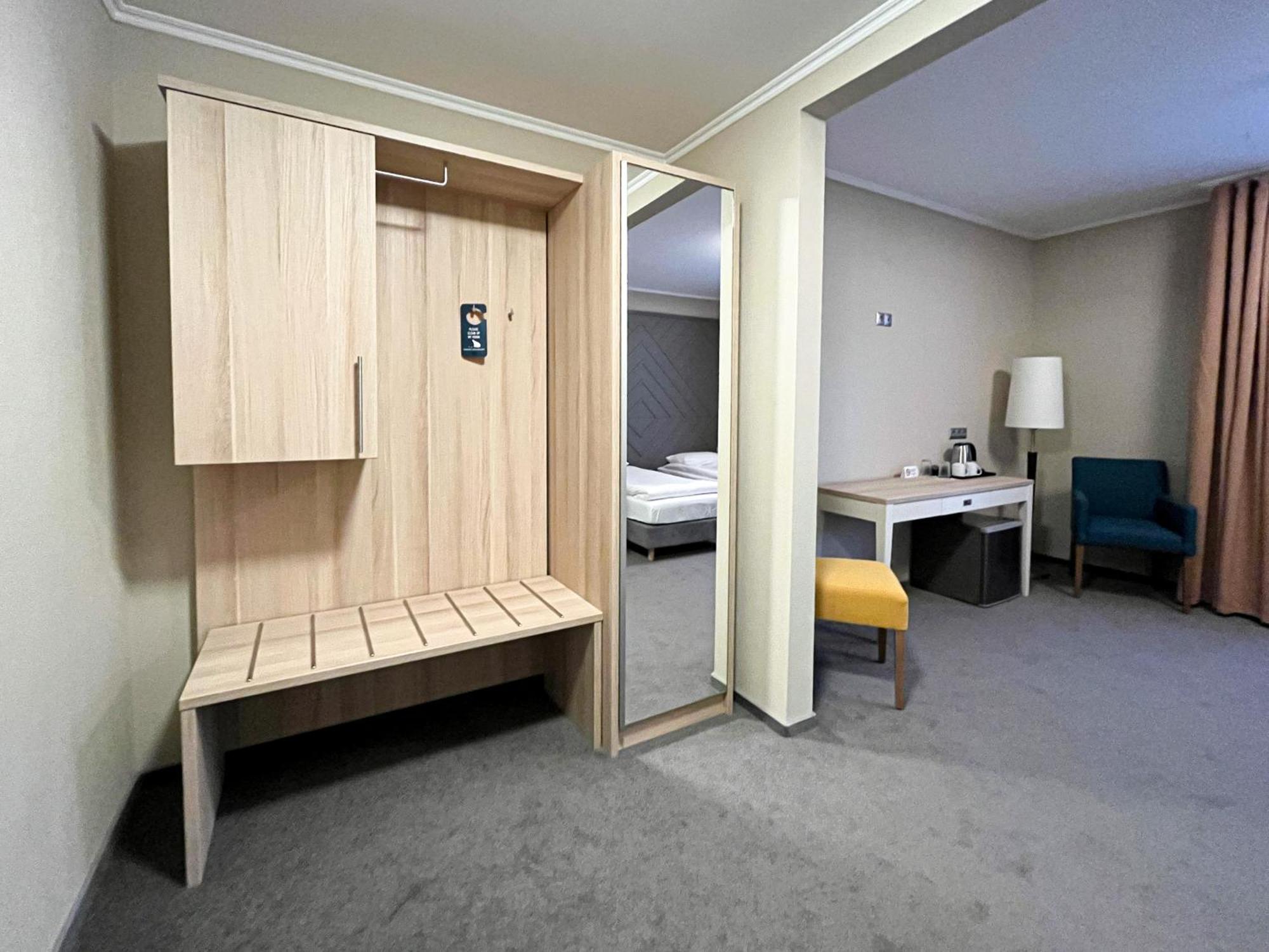 Hotel Pyramiden Bagian luar foto